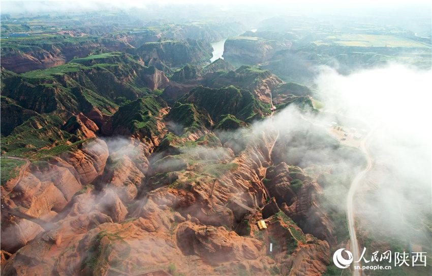 波浪谷景區(qū)的層層紅砂巖與碧水藍(lán)天共入秋色，成為一道醉人的風(fēng)景。白凌燕攝