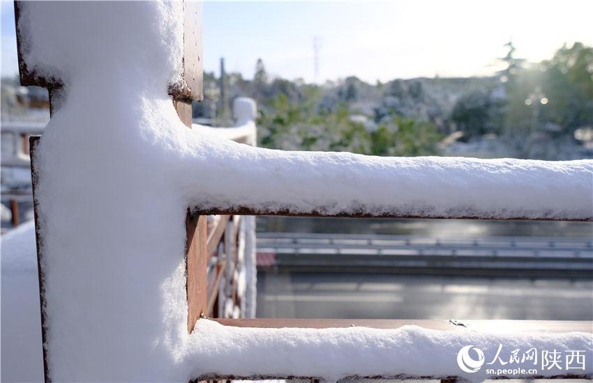 11月6日晚，古城西安迎來2021年第一場(chǎng)雪。吳超攝