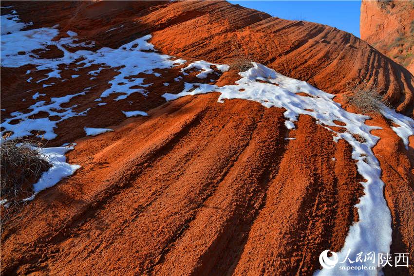 皚皚冰雪與瀲滟丹霞冰火對峙，置身景中喜不自勝。白凌燕攝