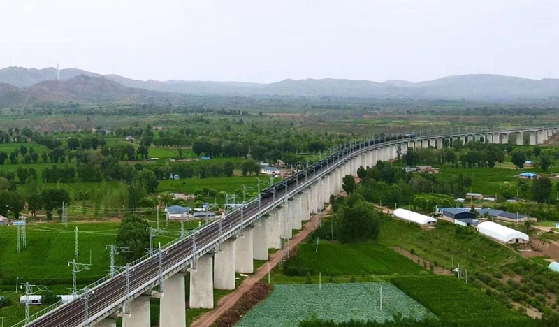 浩吉鐵路沿線風(fēng)景。