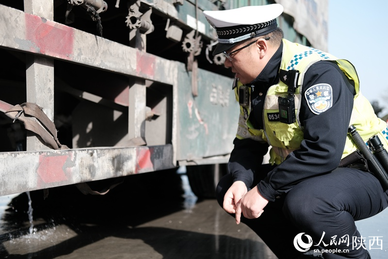 因西漢高速公路穿越秦嶺山脈冬季氣溫較低，重型貨車加水噴淋造成路面結冰，極易引發(fā)交通事故。西安市高交大隊西漢中隊把轄區(qū)路段強制大貨車“放水”（排空淋水箱）作為冬季事故預防工作的一項重點工作。人民網(wǎng)記者吳超攝