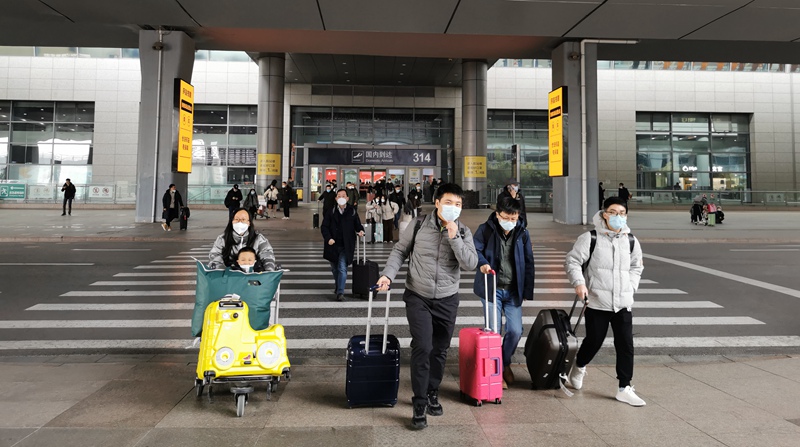 旅客有序走出機(jī)場，難掩回家的喜悅。西咸新區(qū)空港新城供圖