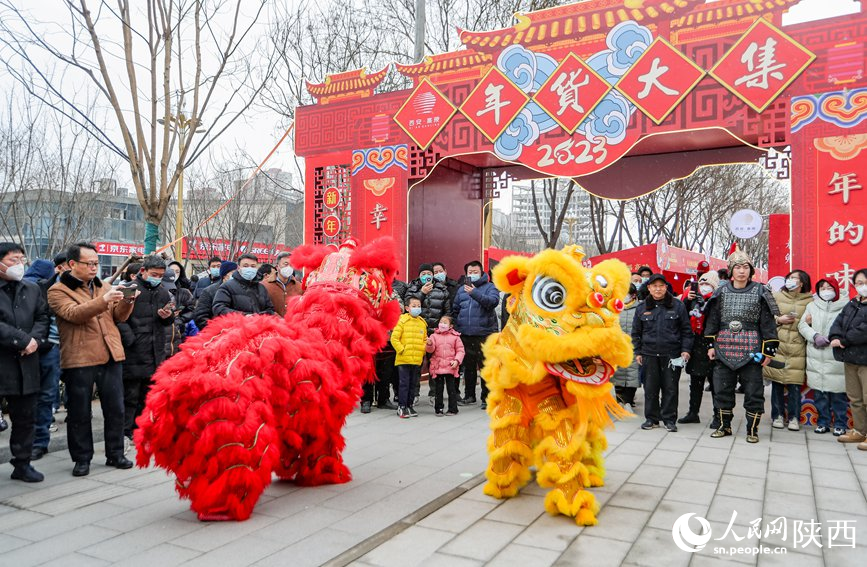 陜西高陵年貨大集現(xiàn)場的傳統(tǒng)舞獅表演。