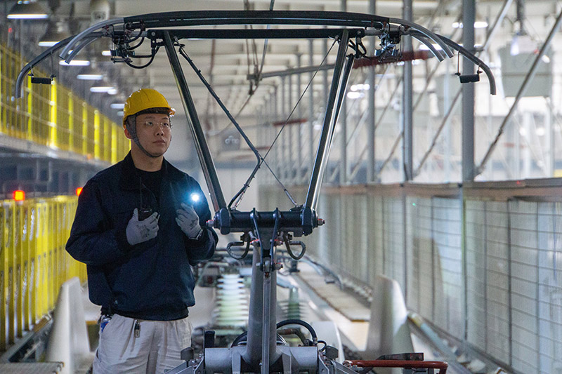 除夕當(dāng)天，動車組機械師正在進行動車組受電弓動態(tài)檢查。王子俊 攝