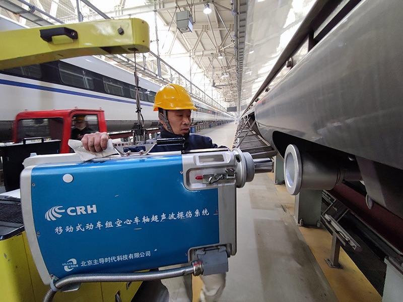 除夕當(dāng)天，動車組機械師正在進行動車組空心車軸探傷作業(yè)。王子俊 攝