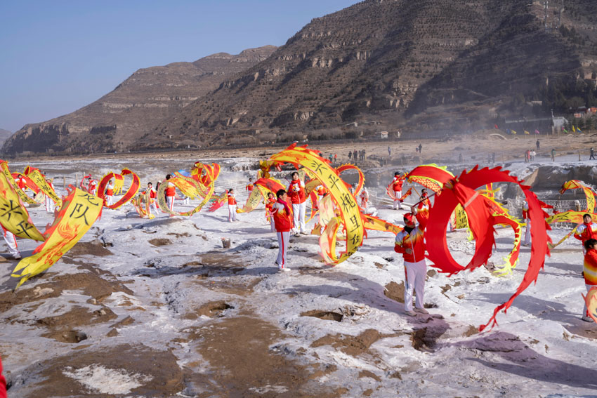 春節(jié)期間，陜西黃河壺口瀑布景區(qū)推出精彩非遺民俗活動(dòng)。楊峰 攝