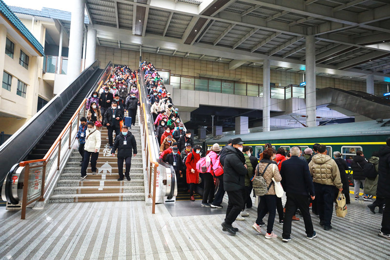 旅客們依次搭上Y536次春游定制服務(wù)列車。敬雨橋攝