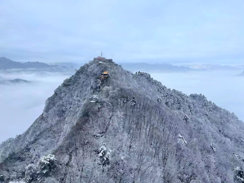 春雪落秦嶺，銀裝素裹美如畫。張玉龍 攝