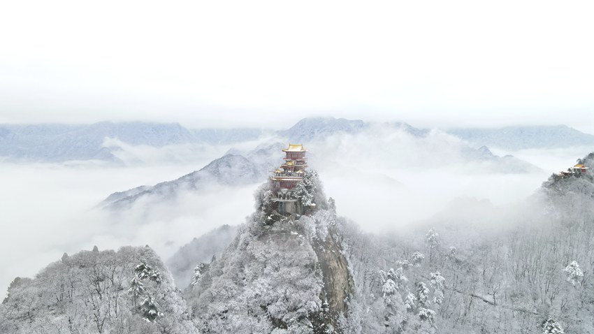 春雪落秦嶺，銀裝素裹美如畫。張玉龍 攝