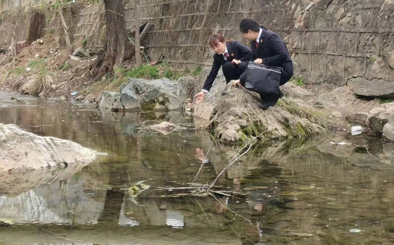 丹鳳縣檢察院前往爐道河實(shí)地查看河流污染情況。陜西省人民檢察院供圖