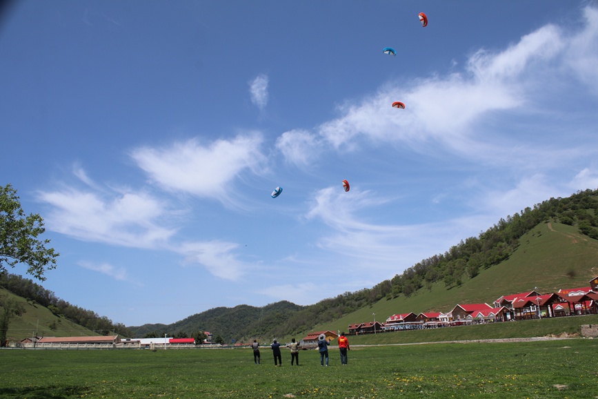 5月24日，2023寶雞清涼怡夏旅游季暨關(guān)山草原第五屆風(fēng)箏藝術(shù)節(jié)在關(guān)山草原景區(qū)舉辦。 高巖攝