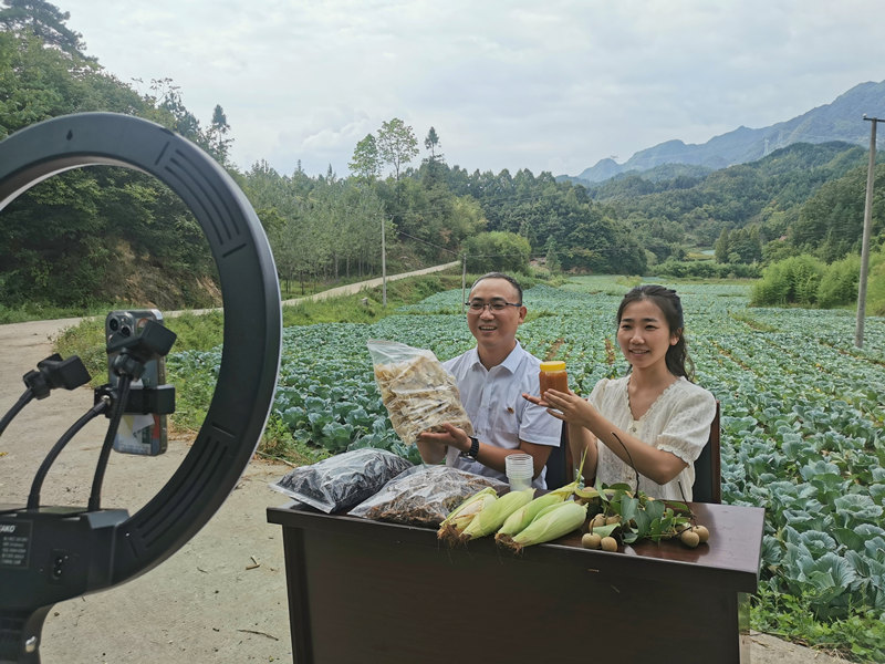 孟露聯(lián)合村干部通過多種形式助力農(nóng)產(chǎn)品銷售。