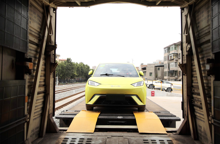 小汽車有序駛入火車車廂。馬澤旭攝