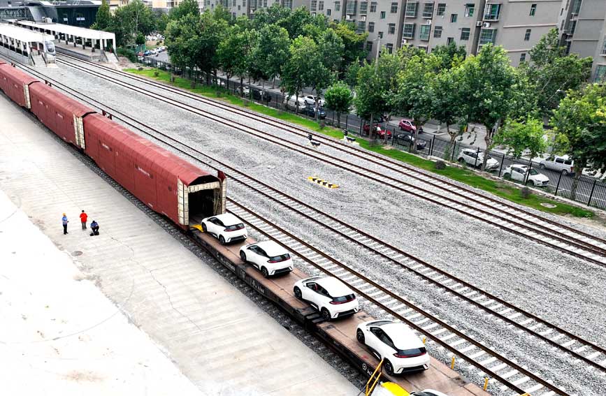 一輛輛小汽車有序駛?cè)牖疖囓噹ｑR澤旭攝