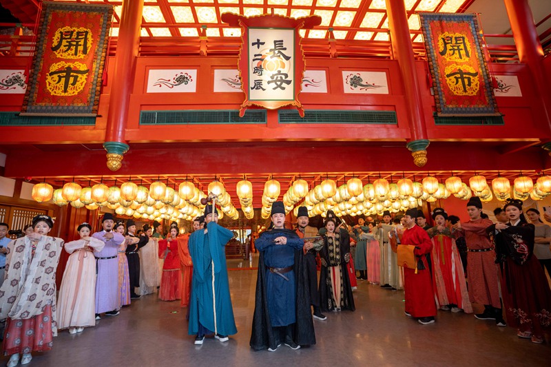 唐風(fēng)沉浸式主題樂園長安十二時(shí)辰主題街區(qū)煥新迎客。馬石頭攝