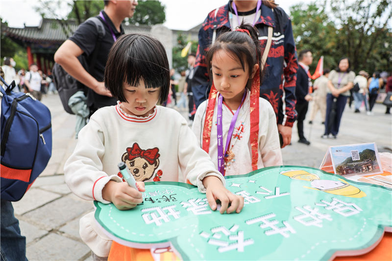 長假期間，華清宮景區(qū)策劃了一系列精彩的“文化大餐”。華清宮景區(qū)供圖