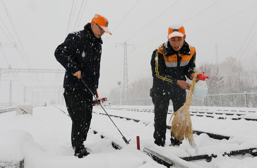 鐵路人加大對道岔設備的除雪、檢修和保養(yǎng)力度。閆強攝