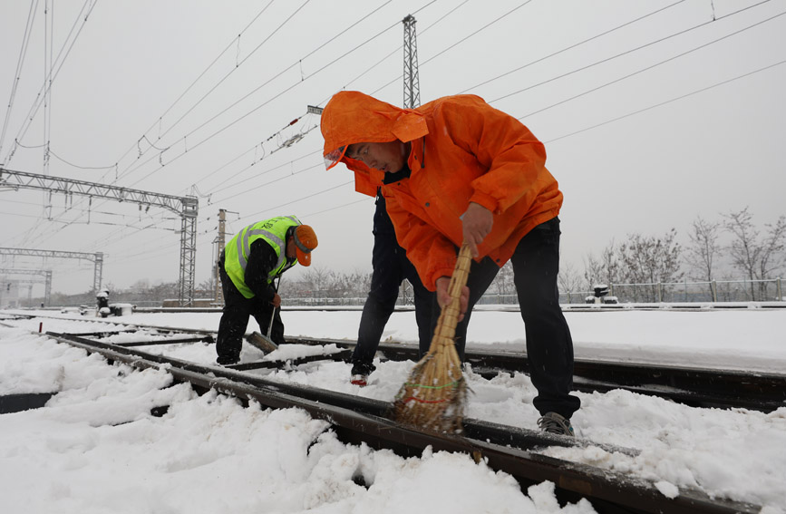 鐵路人加大對(duì)道岔設(shè)備的除雪、檢修和保養(yǎng)力度。閆強(qiáng)攝 