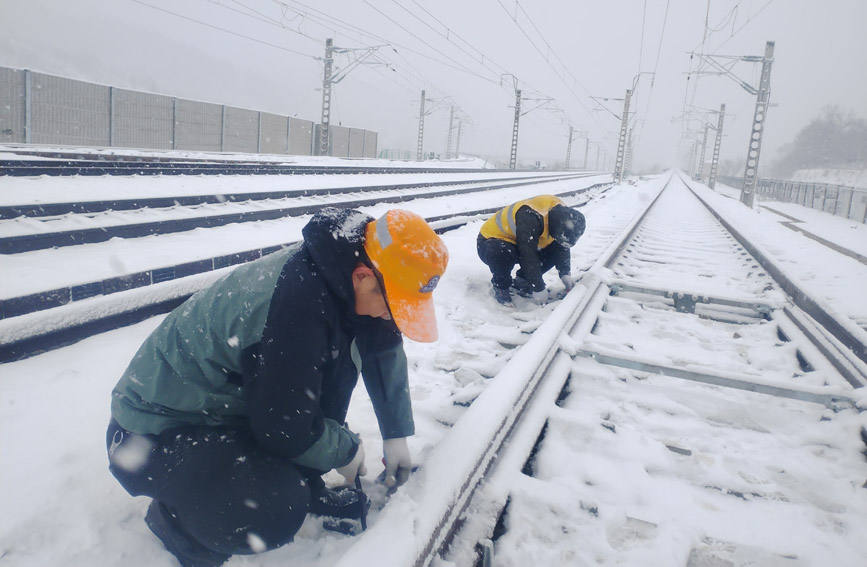 鐵路人加大對道岔設(shè)備的除雪、檢修和保養(yǎng)力度。閆強(qiáng)攝 