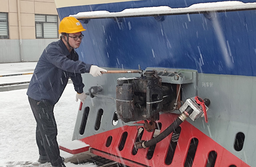 鐵路人對空氣制動管路、車輛走行部、連掛裝置等大部件進行檢查。高于博攝