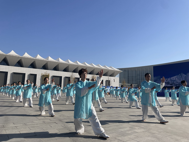 “陜西群眾武術(shù)大展演”活動(dòng)正在進(jìn)行。人民網(wǎng)記者 賈凱璐攝