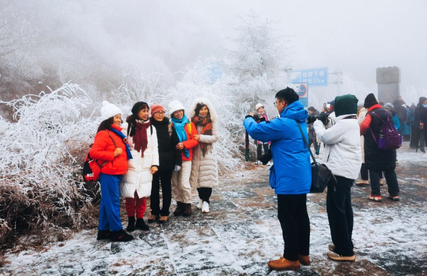 旅客們?cè)谇貛X賞雪，游玩，拍照留念。呂春輝攝