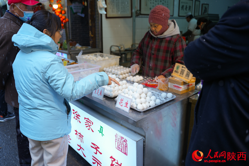 顧客在下單元宵。人民網(wǎng) 黨童攝