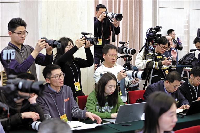 3月6日，在北京人民大會堂陜西廳，媒體記者在陜西代表團(tuán)開放日活動中采訪拍攝。母家亮攝