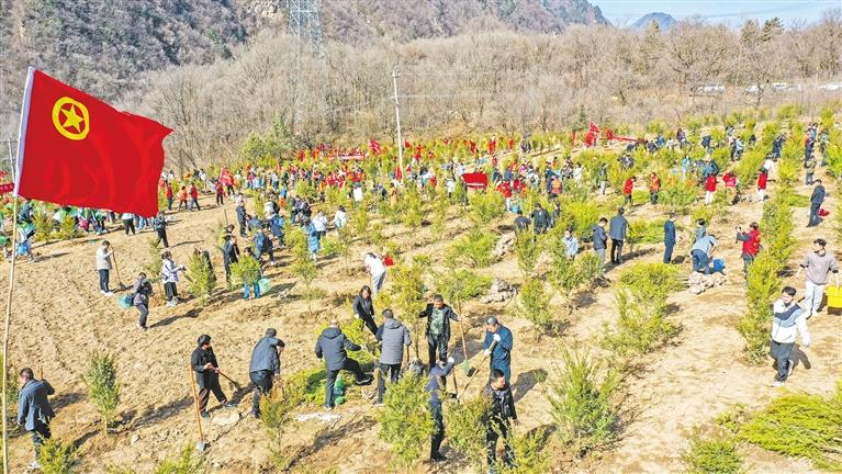 3月11日，“美麗中國·青春行動”——2024年陜西省青少年省級植樹護(hù)綠示范活動在西安市鄠邑區(qū)舉行。袁景智攝