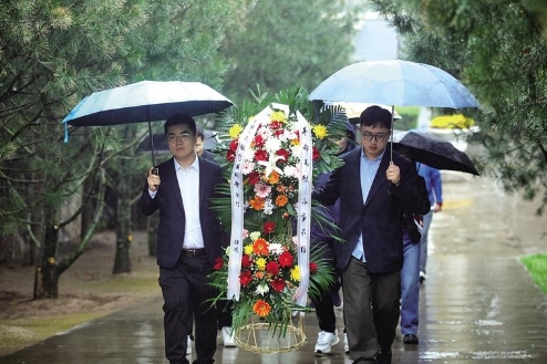 4月1日，在咸陽革命烈士陵園，市民冒雨敬獻(xiàn)花籃。 記者 文超攝