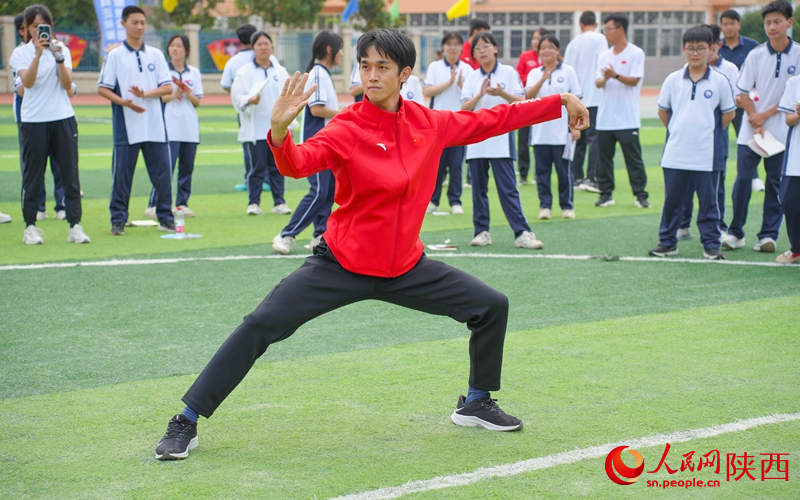 全國武術(shù)冠軍錢康現(xiàn)場展示武術(shù)動作要領(lǐng)。人民網(wǎng) 黨童攝