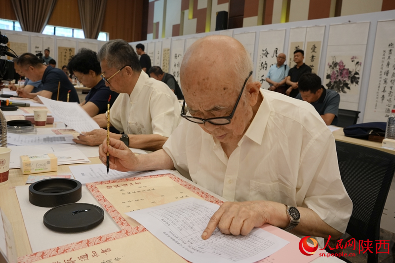 退休教師用毛筆為今年新生手寫(xiě)錄取通知書(shū)。人民網(wǎng)記者 賈凱璐攝