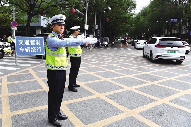 十月四日，交警在西安大唐不夜城景區(qū)周邊指揮交通。杜瑋攝