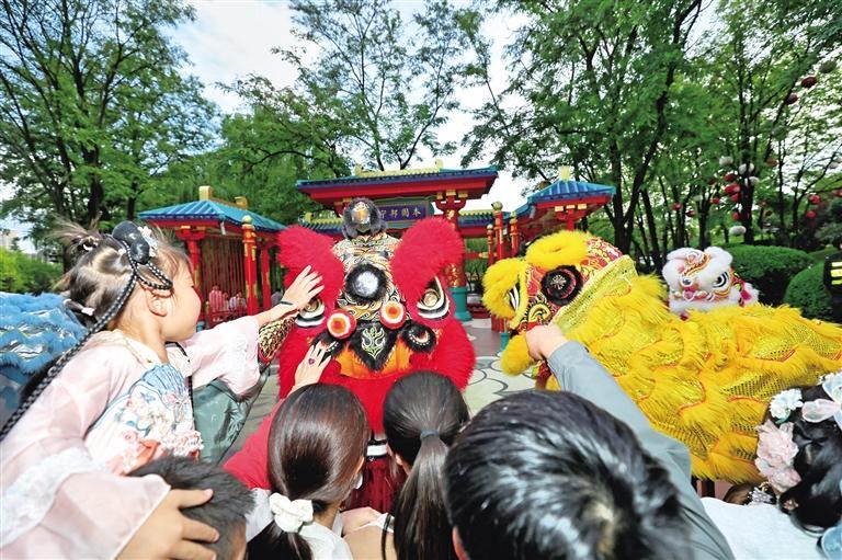 國慶假期，大唐芙蓉園國慶主題活動吸引來自四面八方的游客。圖為10月1日，游客與演員互動。許奧博攝