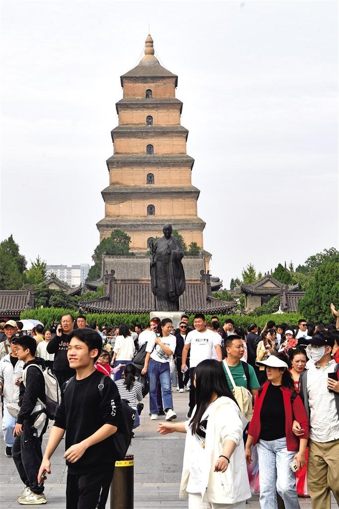 10月6日，游客在西安大雁塔景區(qū)參觀游覽。杜瑋攝