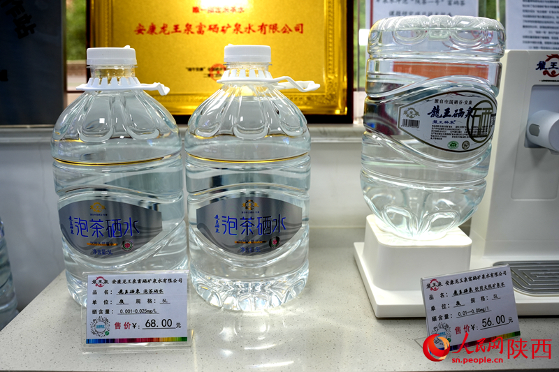 “龍王泉”包裝飲用水部分產(chǎn)品展示。人民網(wǎng)記者 李志強(qiáng)攝