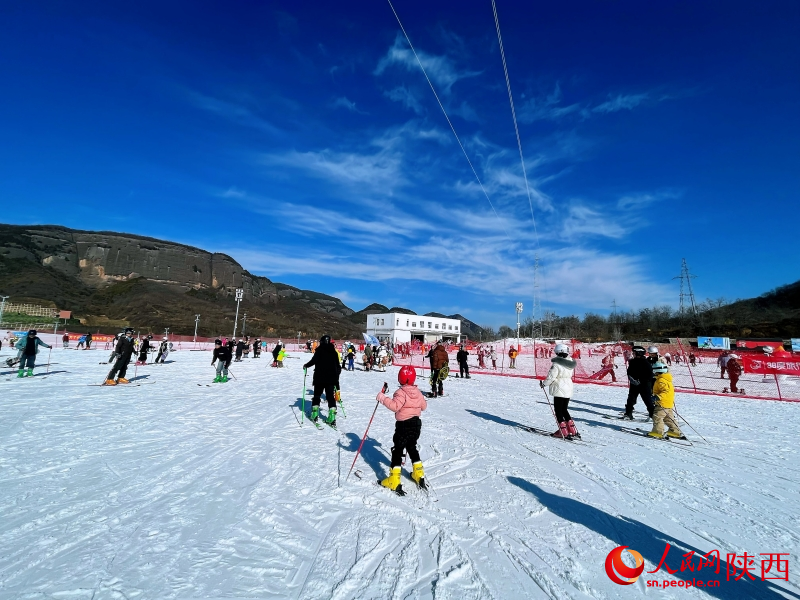 雪友們在滑雪場滑雪，盡情體驗(yàn)滑雪運(yùn)動(dòng)帶來的快樂。人民網(wǎng)記者 魏鑫攝