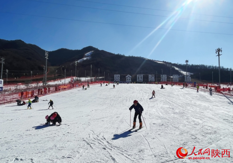 雪友們在滑雪場滑雪，盡情體驗滑雪運動帶來的快樂。人民網(wǎng)記者 魏鑫攝