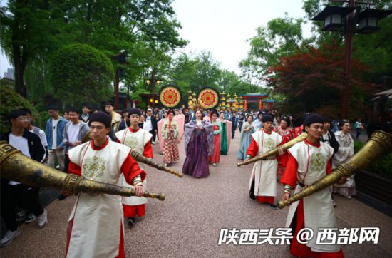 大唐芙蓉園唐文化主題巡游，再現(xiàn)熙攘繁盛大唐景象。